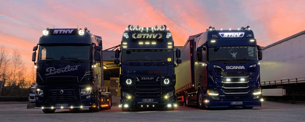trois camion de livraison