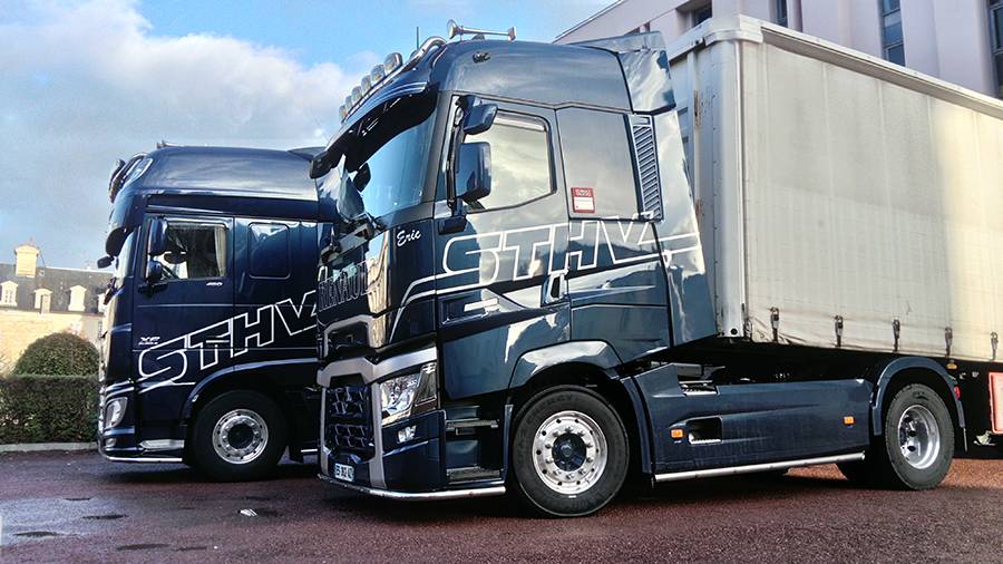 deux camion à la suite