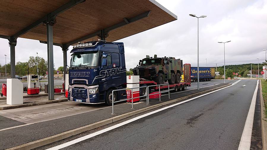 Camion porte engin